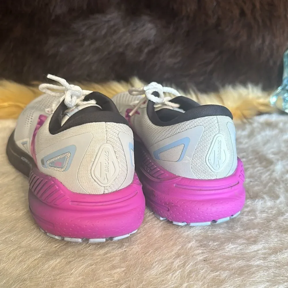 Brooks athletic shoes 8.5/7.5 see note (5520)